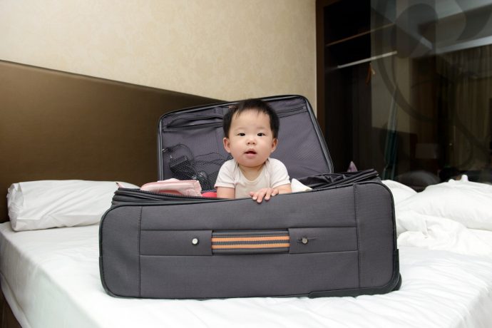 スーツケースに入った赤ちゃん