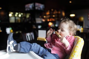 レストランで食事をする赤ちゃん