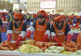 キムジャン文化祭でキムチを漬ける人々