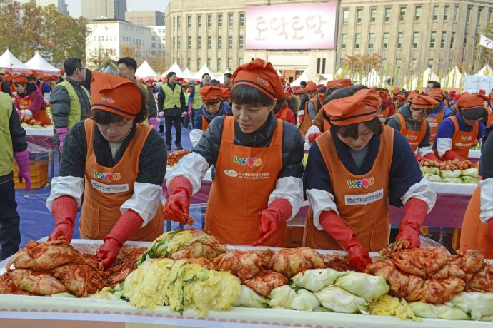 キムジャン文化祭でキムチを漬ける人々