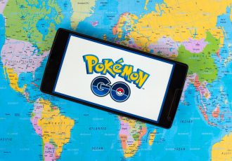 世界地図の上のポケモンGO