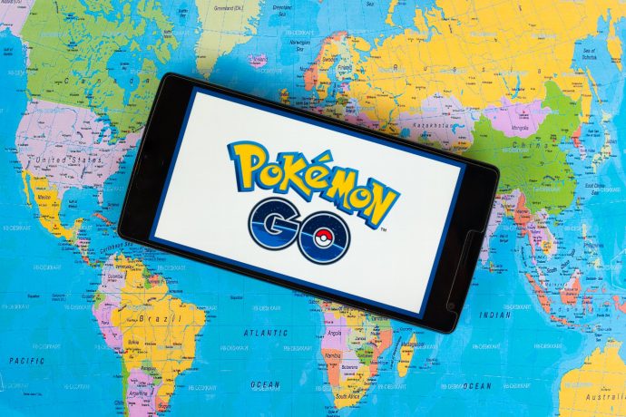 世界地図の上のポケモンGO