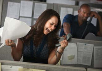 サービスの悪い電話先の相手に怒る女性