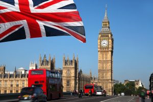 ロンドンのビッグベンとイギリス国旗