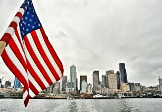アメリカ国旗とシアトルの街並み