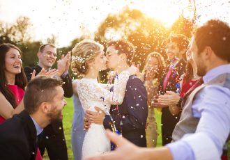 結婚式で祝福されるカップル