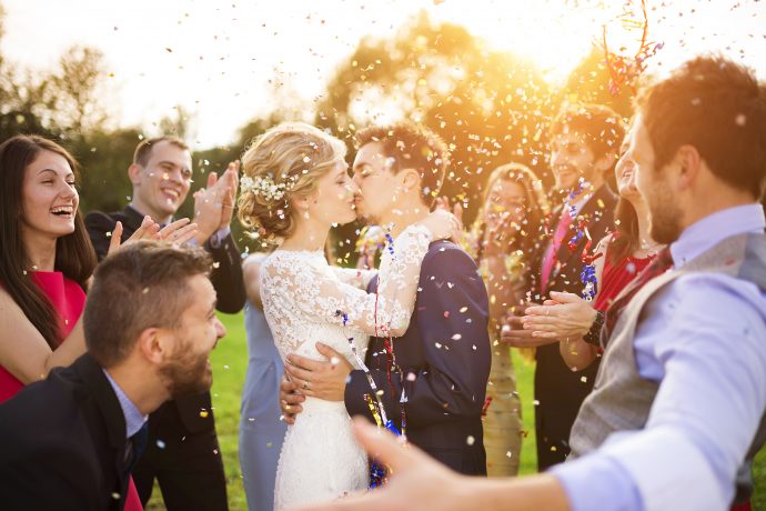 結婚式で祝福されるカップル