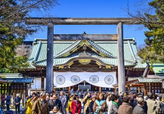 靖国神社に参拝する人々