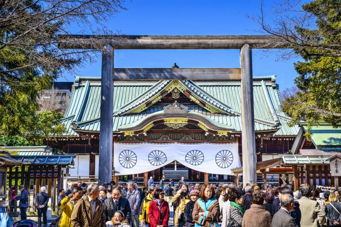 靖国神社に参拝する人々