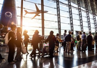 空港で列に並ぶ旅行者