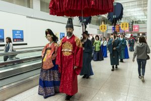 仁川国際空港の伝統文化衣装で歩くスタッフ