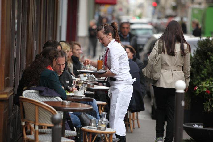 パリのカフェで注文する