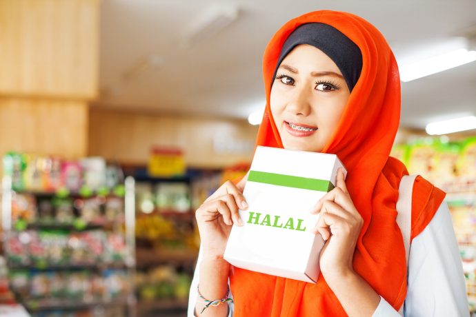 ハラールフードを買うイスラム教徒の女性