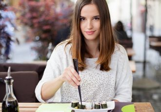 日本食を食べる外国人女性