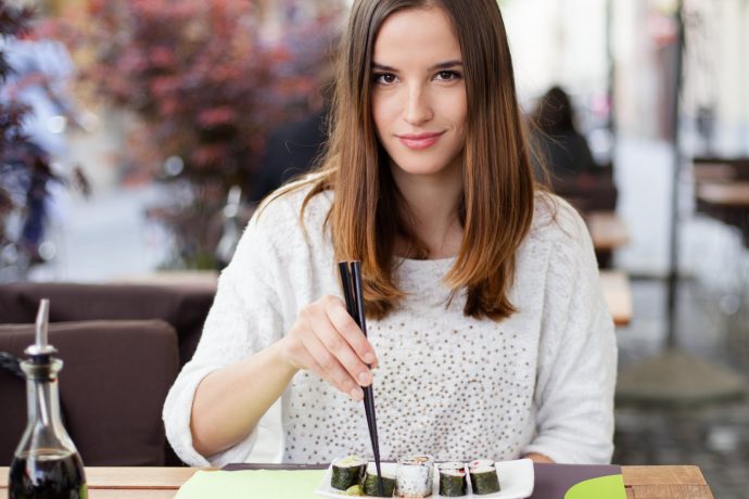 日本食を食べる外国人女性