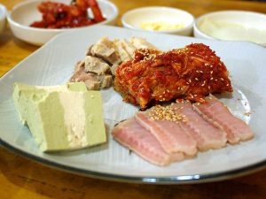 韓国のゲテモノ料理ホンゴォフ（エイの刺身）ェ