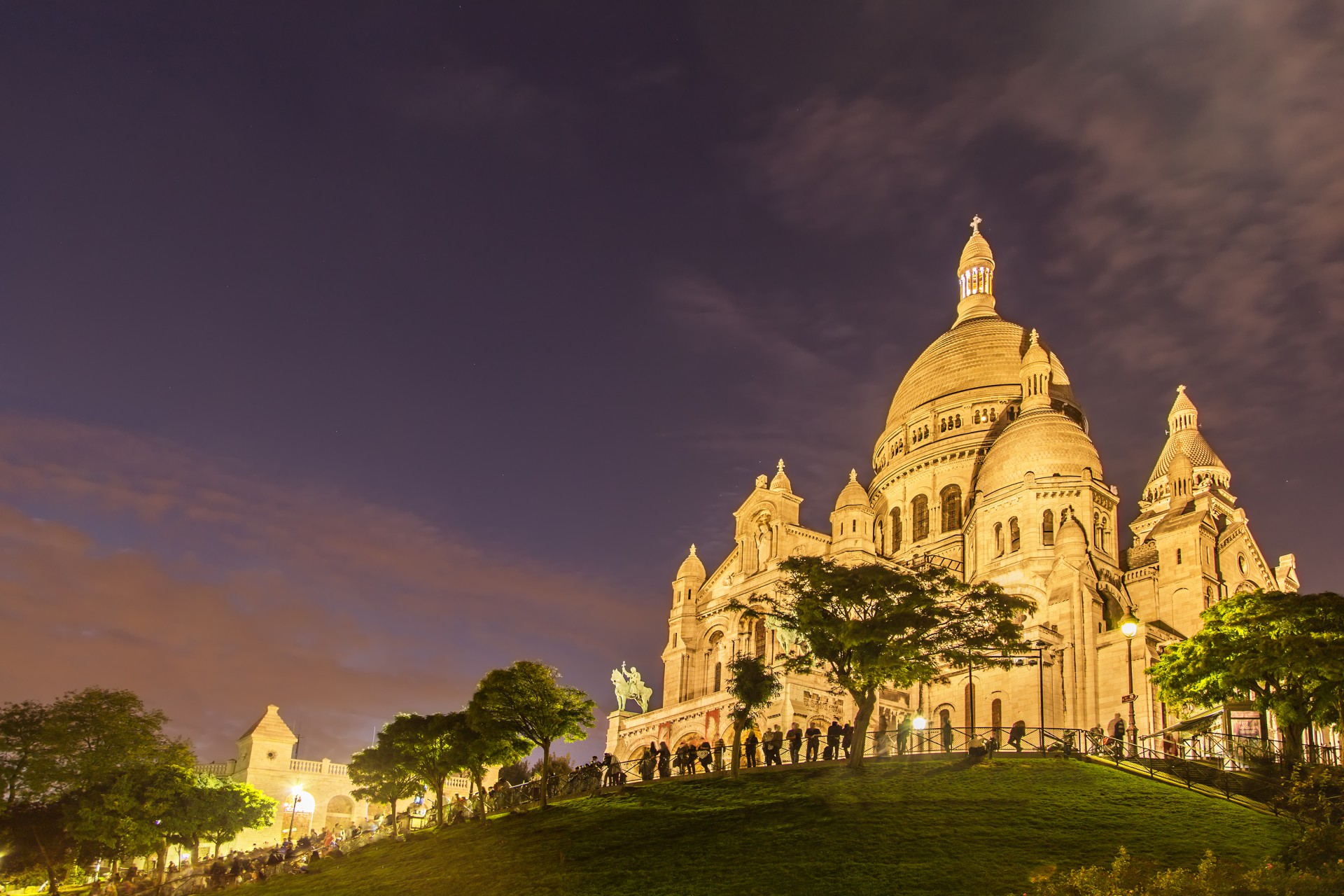 night view of Basilique du Sacré-Cœur in paris