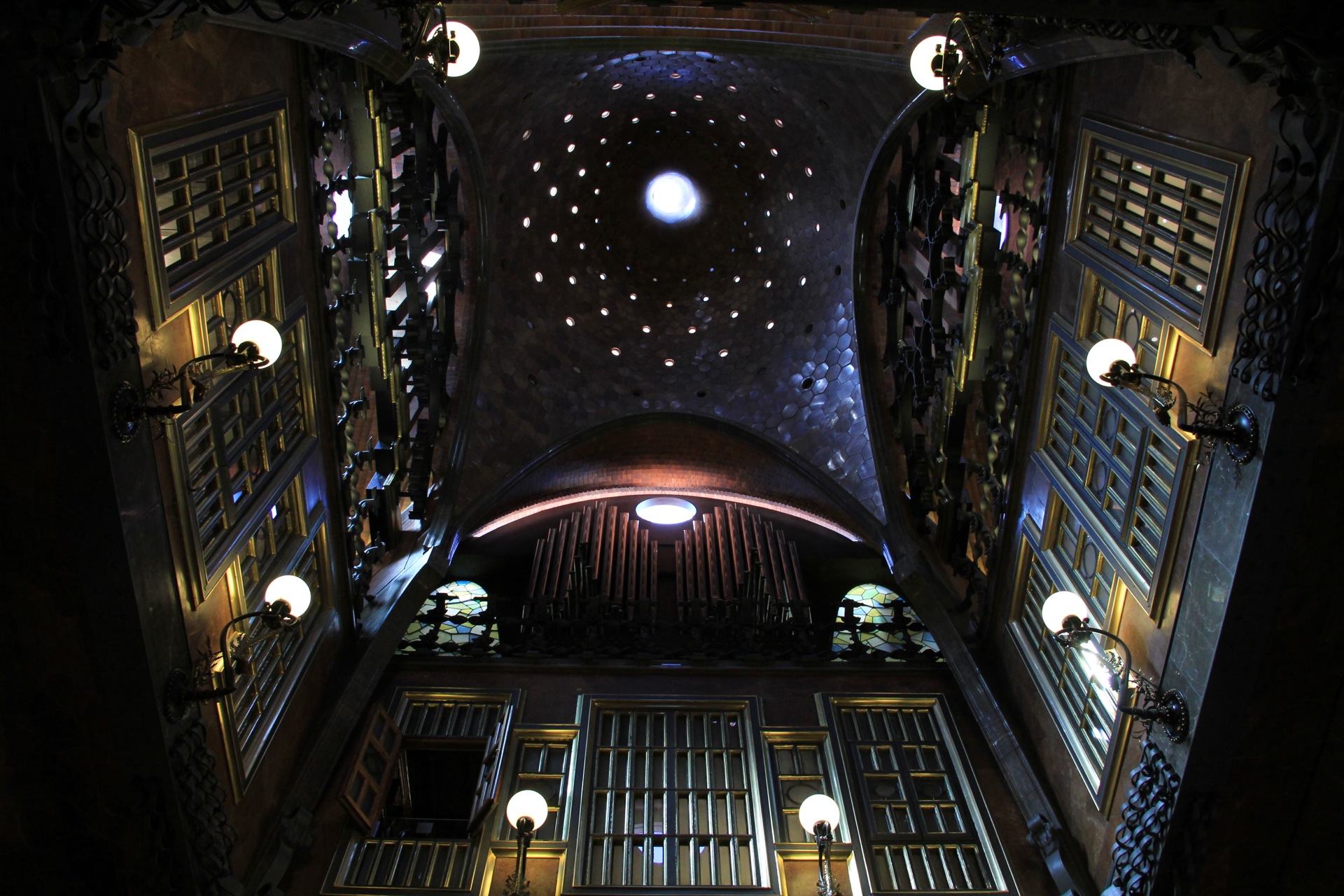 グエル邸の観光情報 歴史 料金 行き方 営業時間 Howtravel