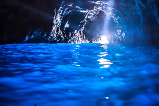 青の洞窟に差し込む光