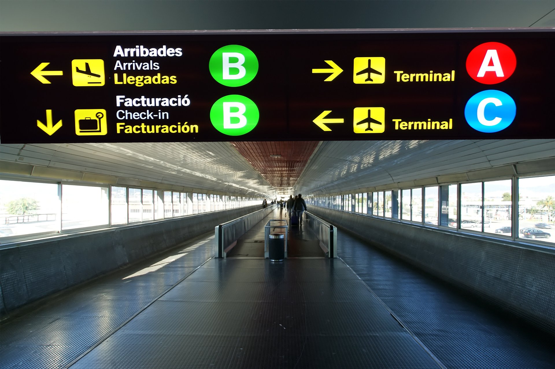 バルセロナのエル・プラット空港と市内へのアクセス方法 - HowTravel