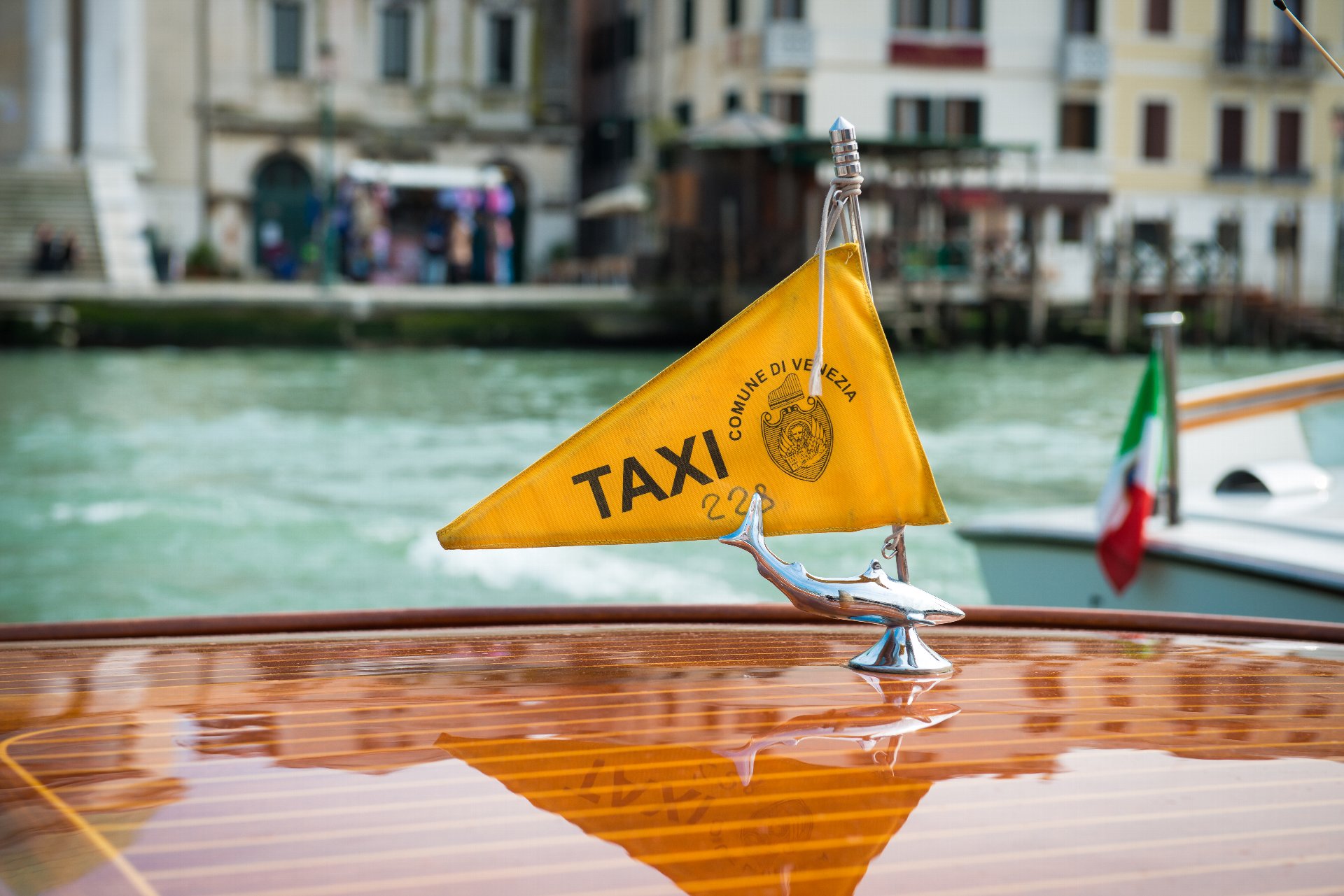 ベネチアのタクシー 水上タクシーの料金 乗り方 予約方法 注意点 Howtravel
