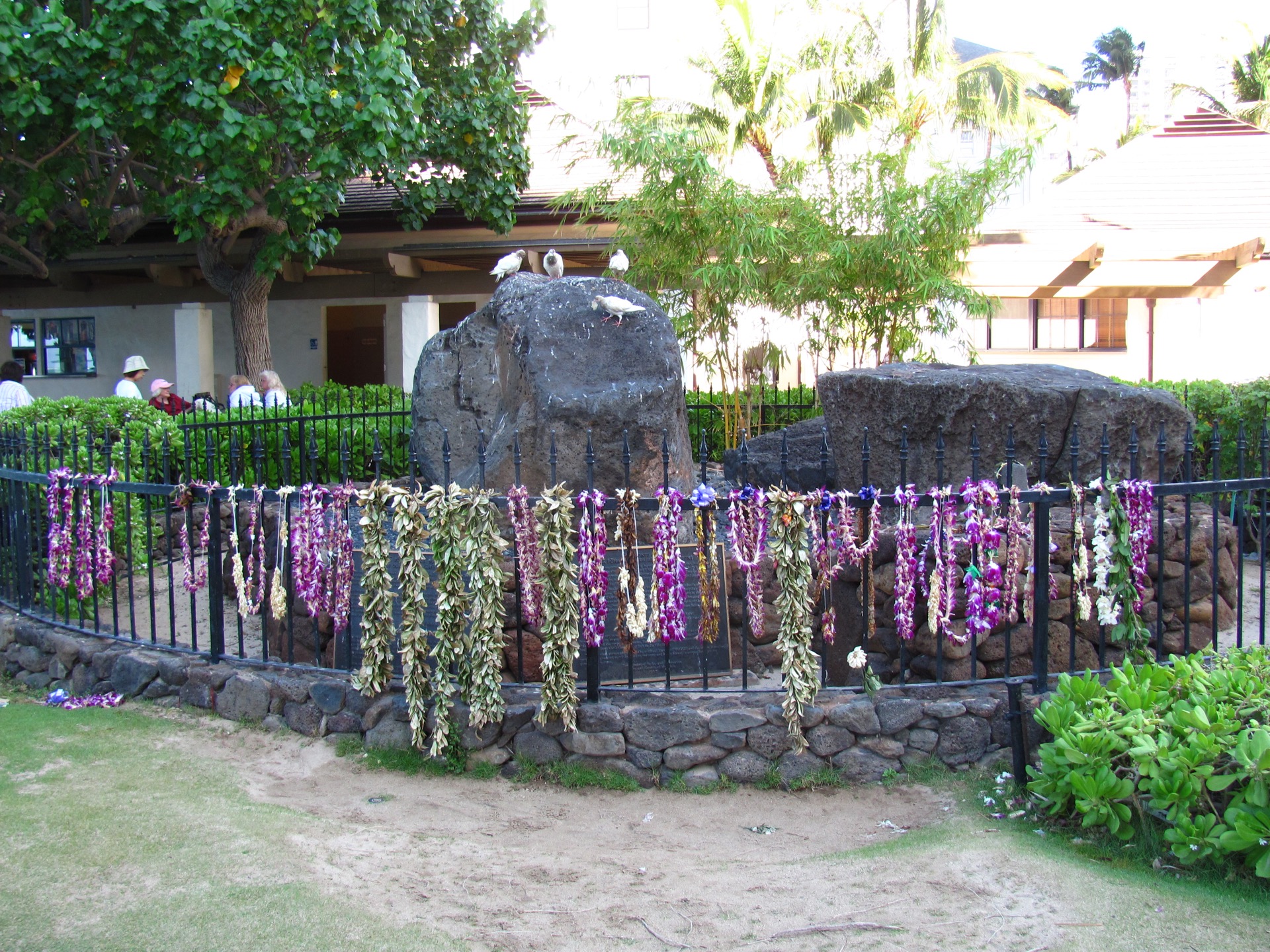 ワイキキの魔法石の観光情報（歴史・料金・行き方・営業時間） HowTravel