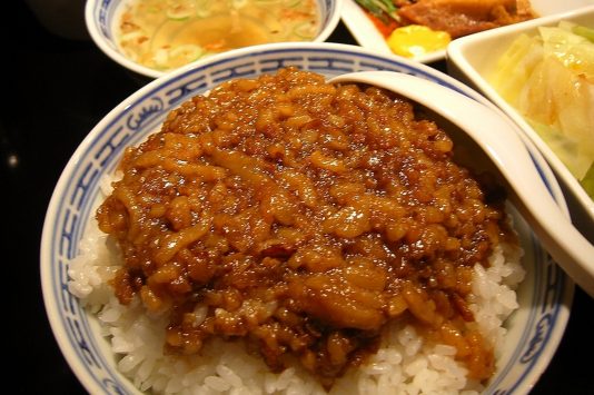 白飯の上にそぼろ肉を乗せて甘辛タレで味付けした、ルーロウファン