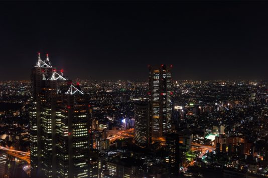 新宿西口の夜景と摩天楼