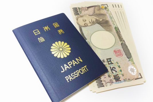 海外旅行に必要なパスポートとお金